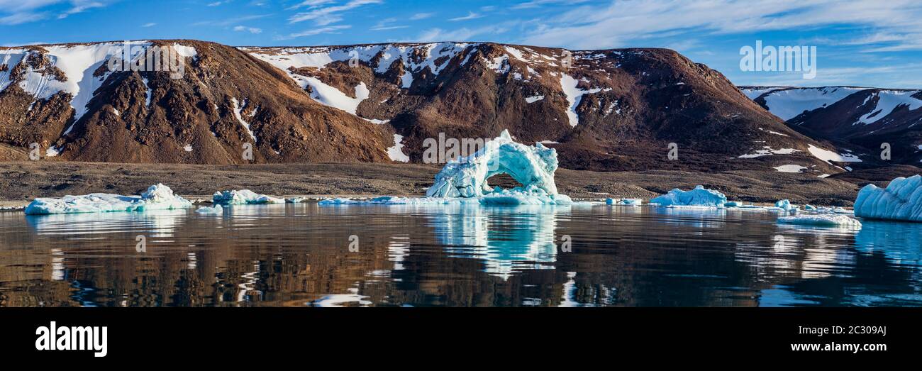 Eisberg in der Nähe von Philpots Island, Nuvanut, Kanada Stockfoto