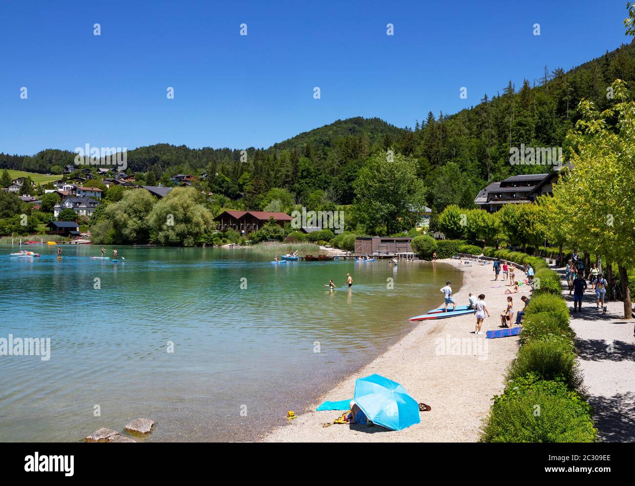 Badestrand an der Seepromenade, Fuschlsee, Fuschl am See, Salzkammergut, Land Salzburg, Österreich Stockfoto
