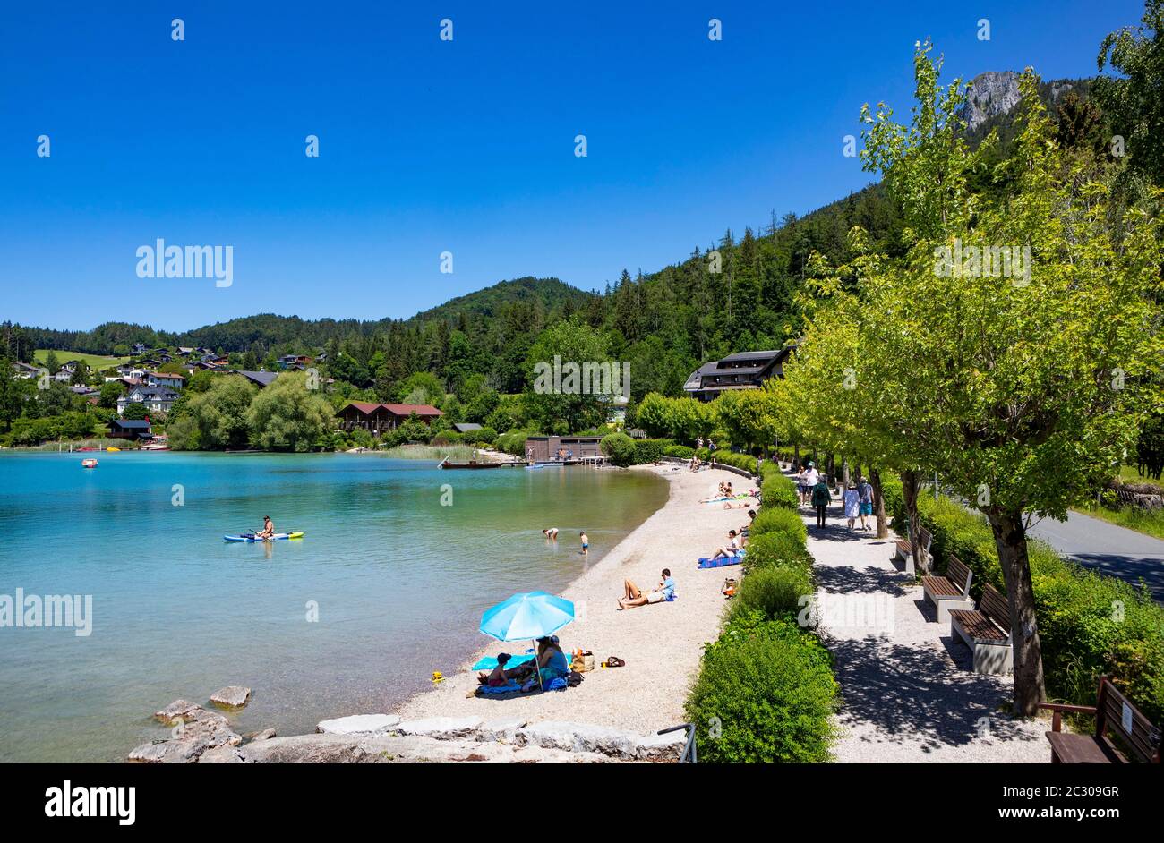 Badestrand an der Seepromenade, Fuschlsee, Fuschl am See, Salzkammergut, Land Salzburg, Österreich Stockfoto