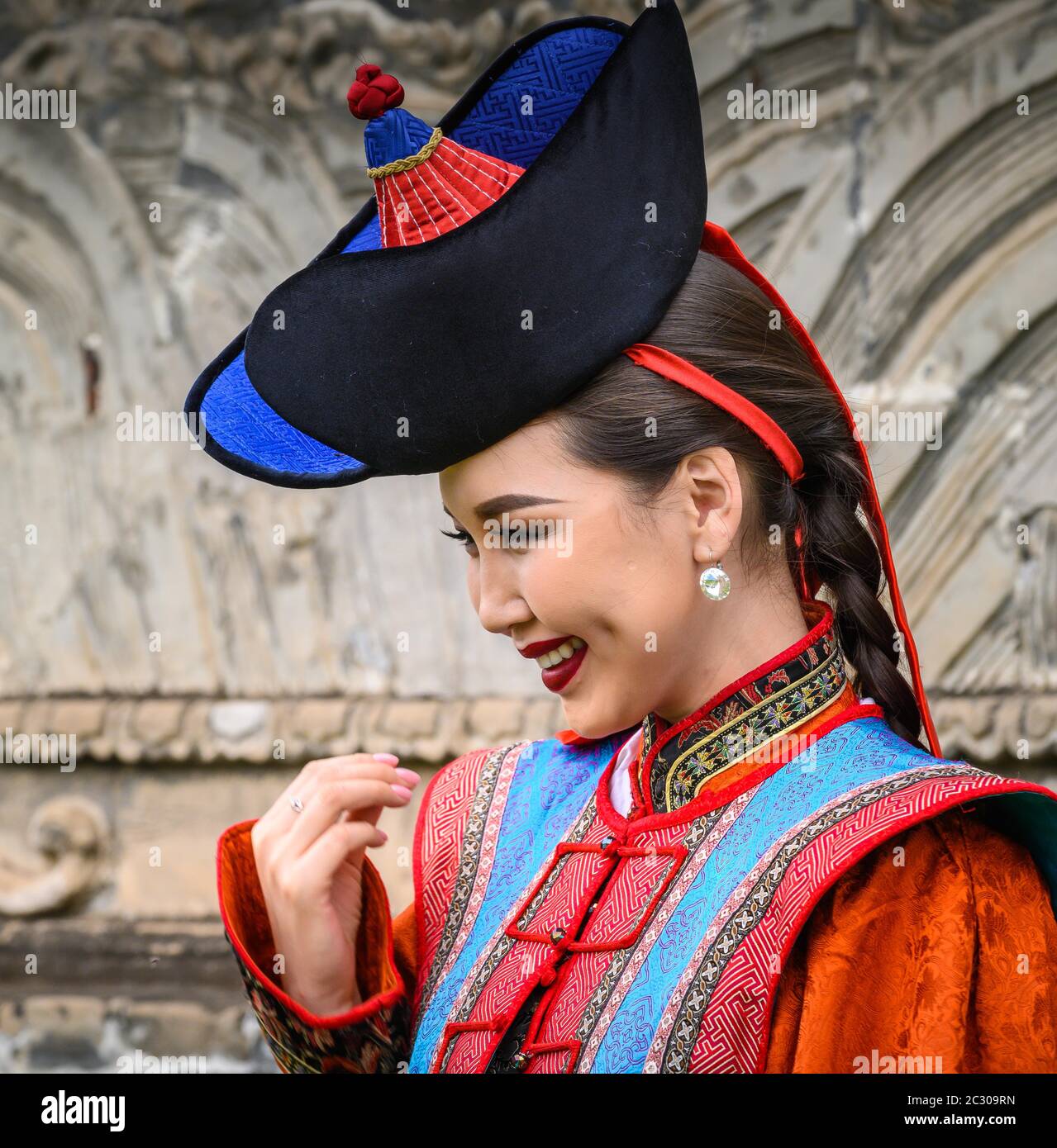 Junge Dame posiert in traditioneller Tracht, Ulaanbaatar Hauptstadt, Mongolei Stockfoto