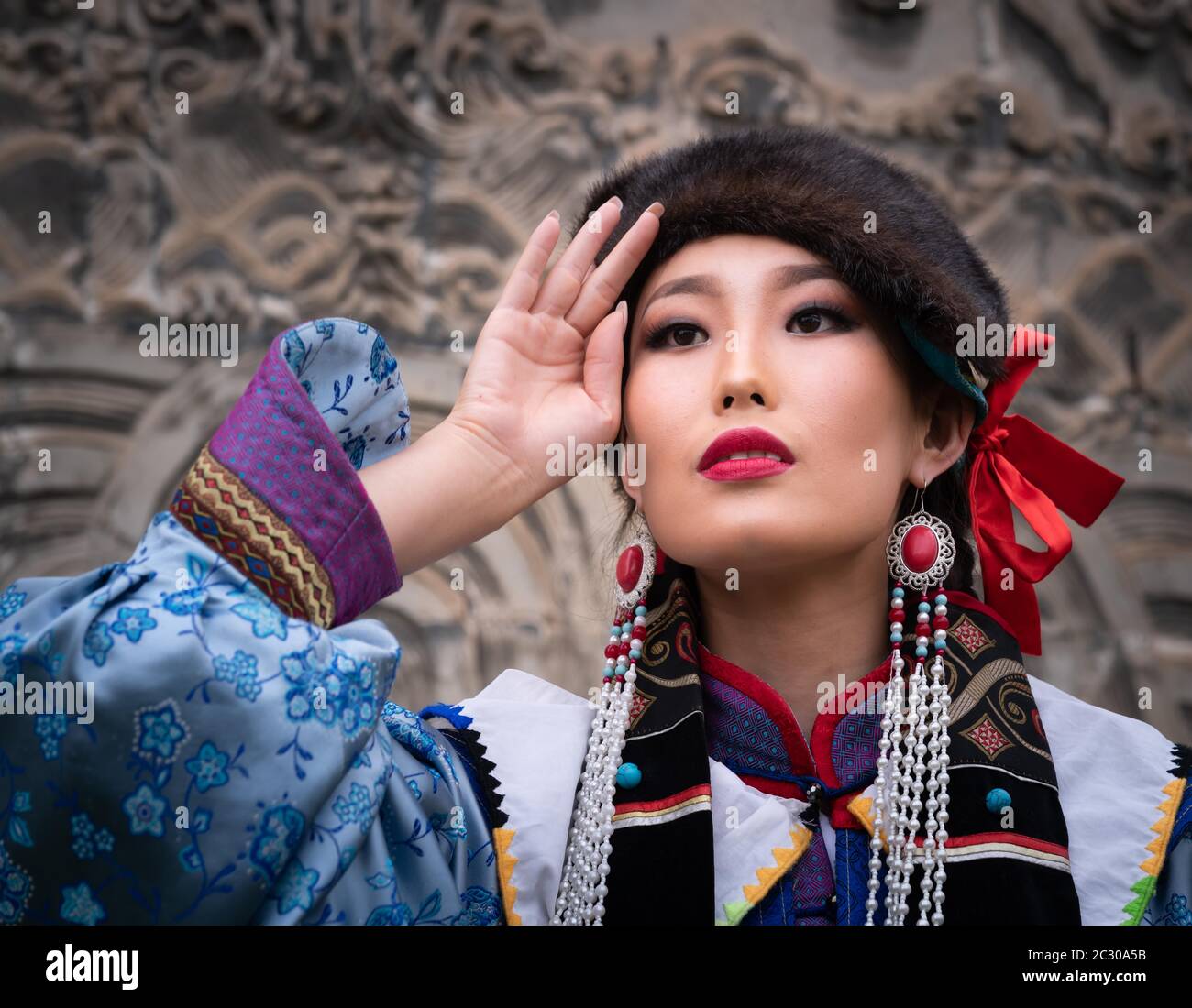 Mongolisches Mädchen posiert in der Nationaltracht, Ulaanbaatar Stadt, Mongolei Stockfoto