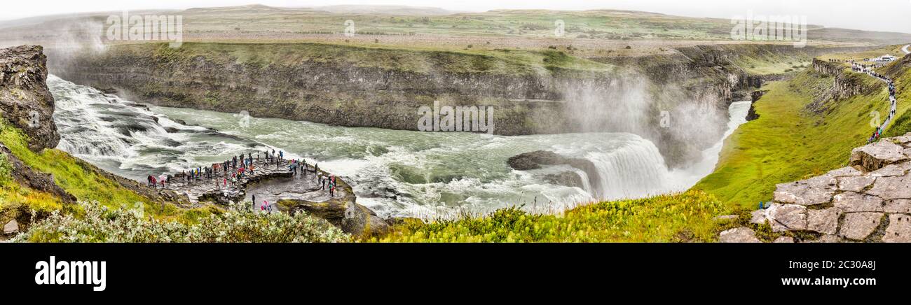 Große Anzahl von Touristen besuchen Gullfoss Falls, Island Stockfoto