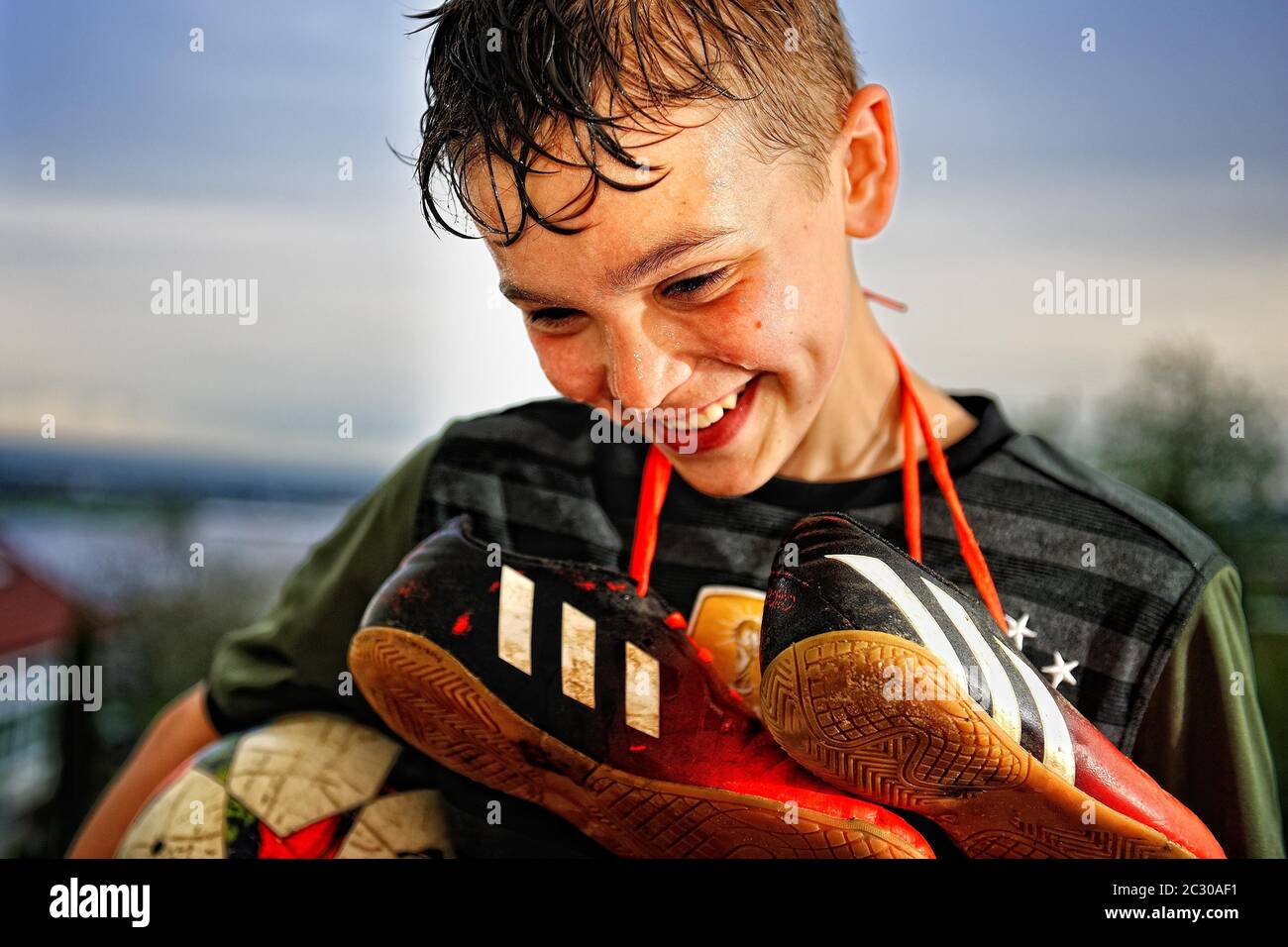 Junge mit Fußballschuhen, Deutschland Stockfoto