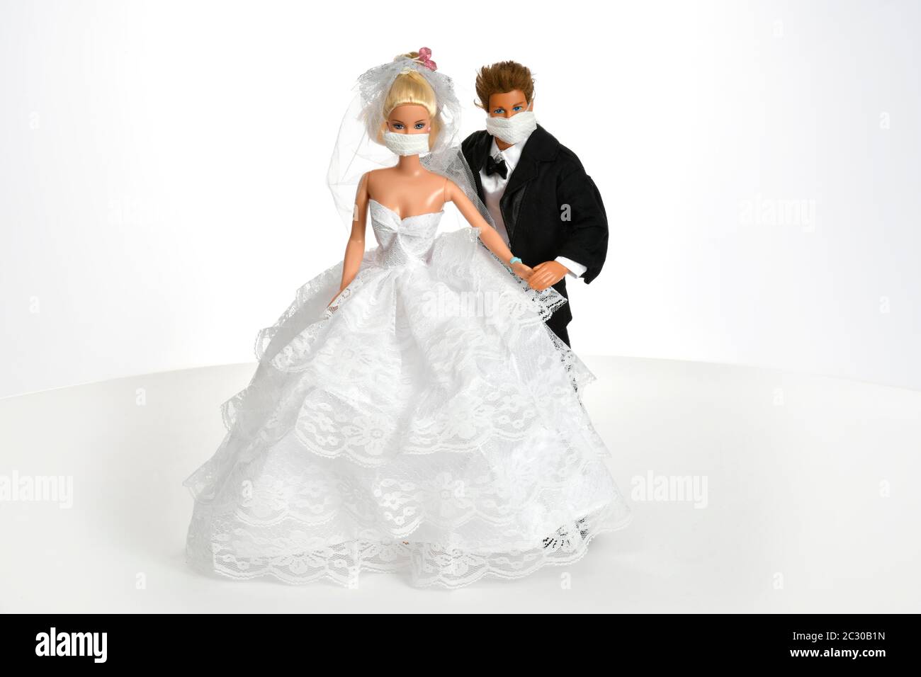 Symbolisches Bild, Hochzeit während der Corona-Krise, Barbie und Ken mit Gesichtsmasken, Corona-Krise, Deutschland Stockfoto