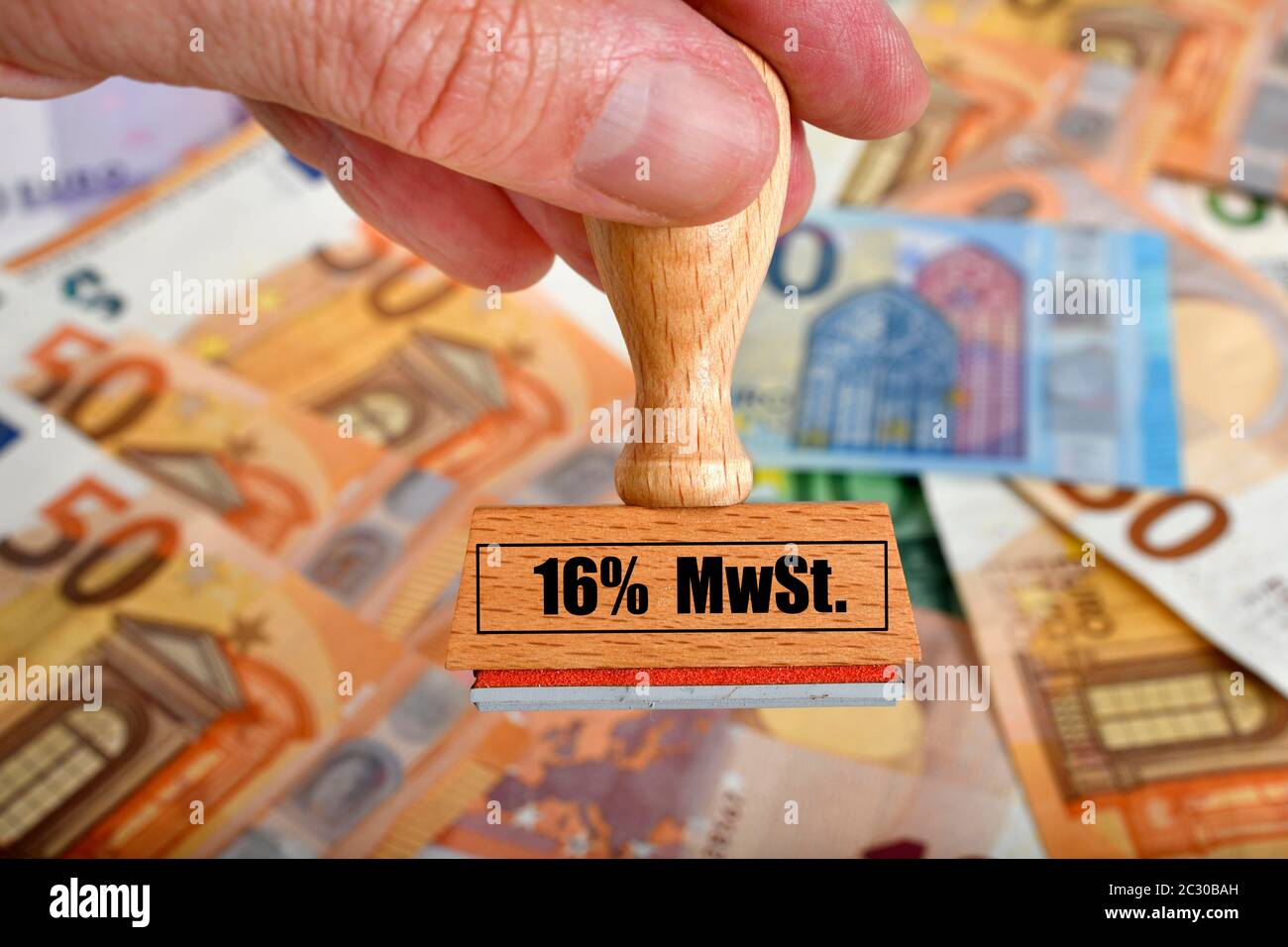 Symbolisches Bild der Mehrwertsteuerermäßigung durch Konjunkturpaket, Stempel mit Aufschrift 16% MEHRWERTSTEUER, Deutschland Stockfoto