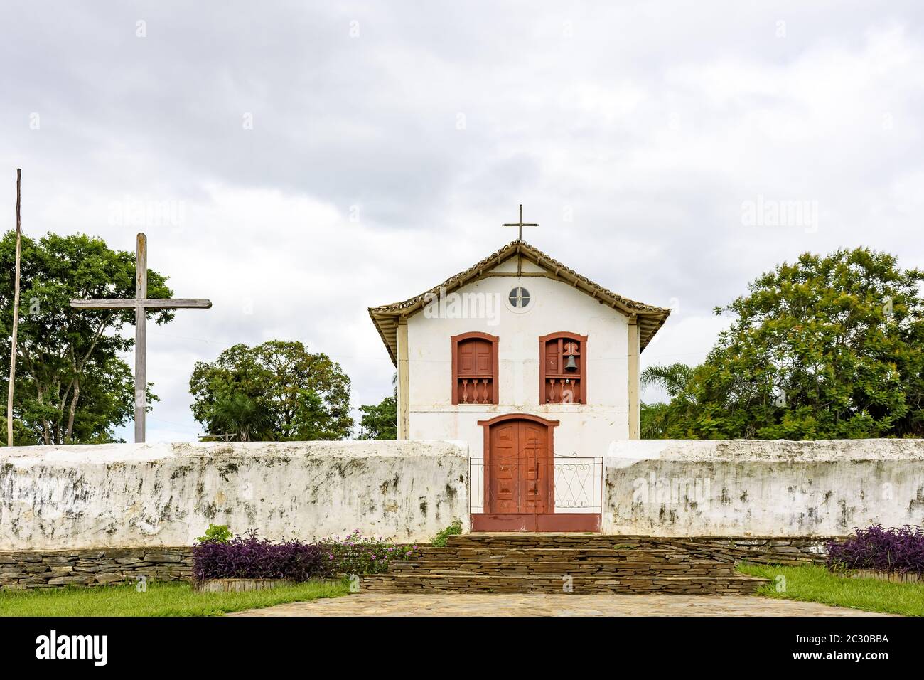 Kleine und alte Kirche und Kruzifix in kolonialer Architektur Stockfoto