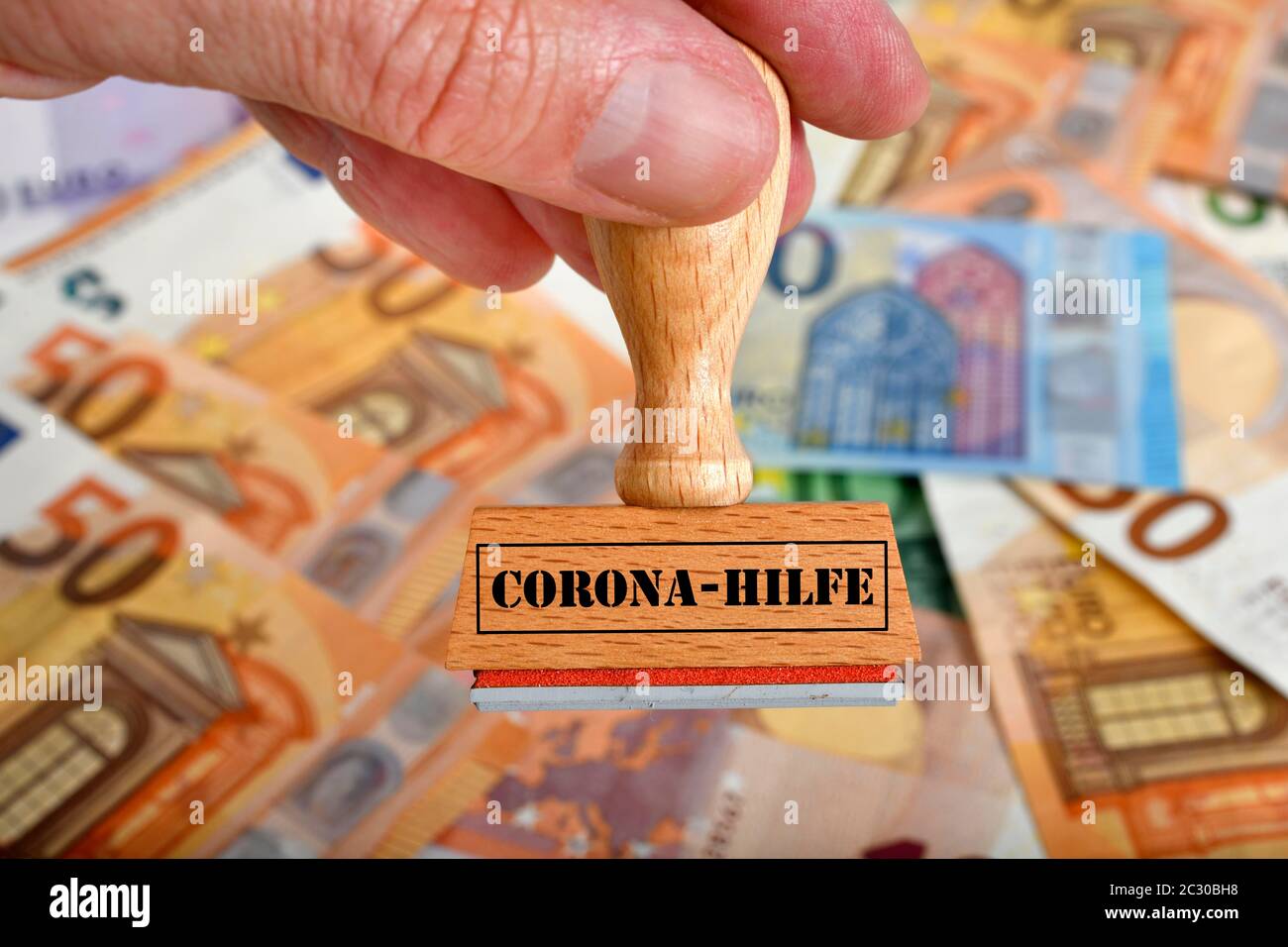Symbolbild Konjunkturpaket, Stempel mit Aufschrift CORONA-HILFE, Deutschland Stockfoto