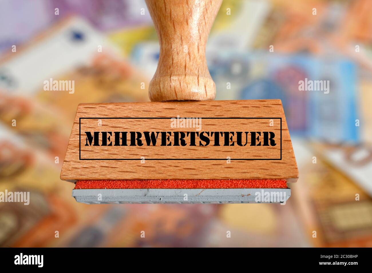 Symbolisches Bild der Mehrwertsteuerermäßigung durch Konjunkturpaket, Stempel mit Aufschrift MEHRWERTSTEUER, Deutschland Stockfoto