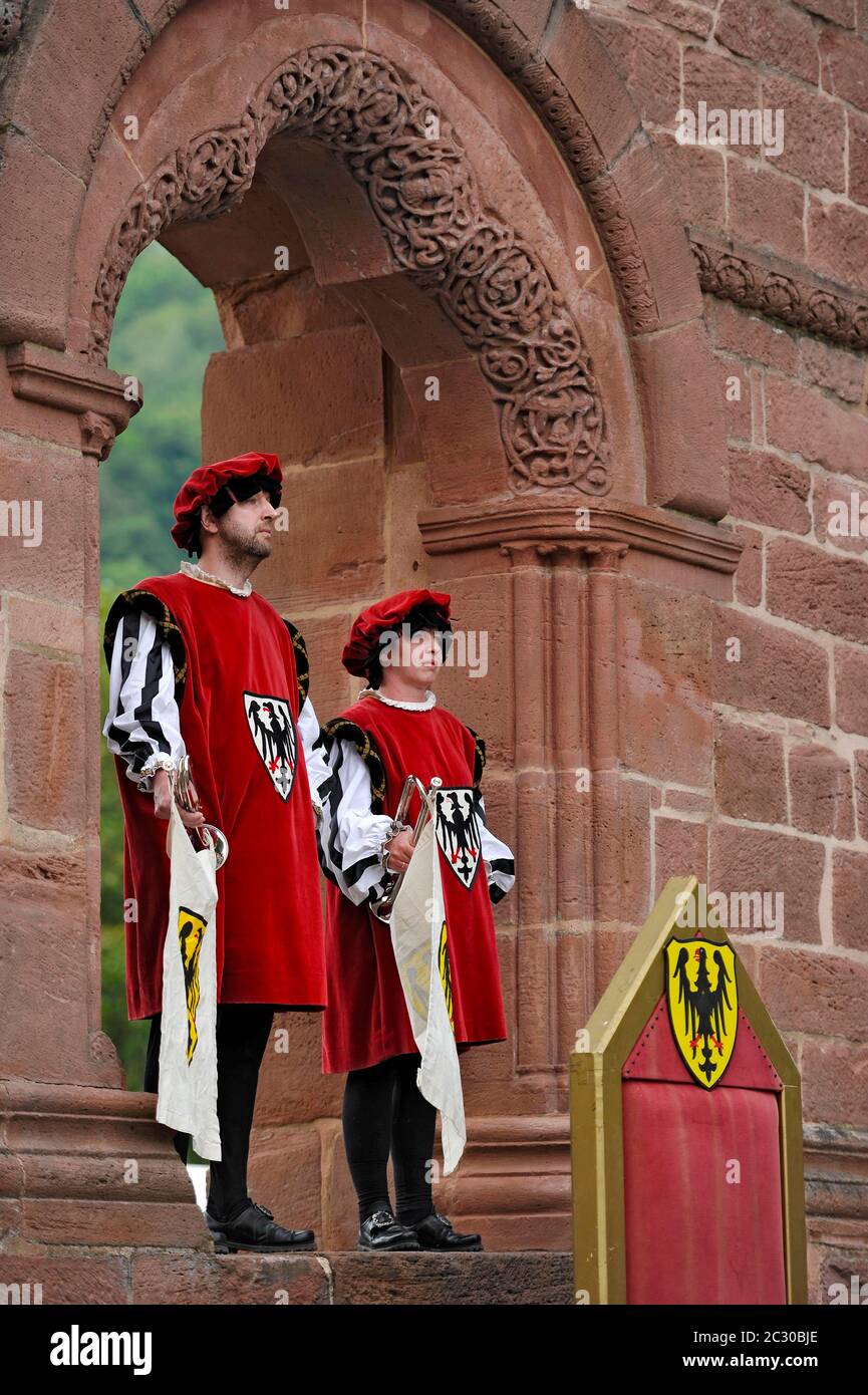 Herald Trompeten im Stück der Reichstag von 1180, historische Stadtfest, Kaiserpfalz, Barbarossaburg, Gelnhausen, Hessen, Deutschland Stockfoto