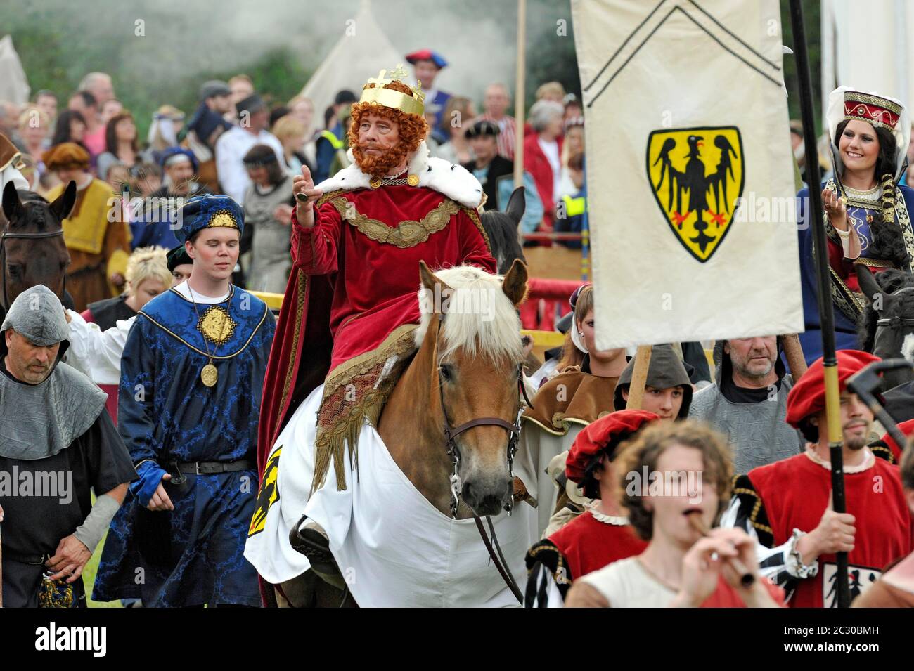 Kaiser Friedrich I., Barbarossa zu Pferd mit Sohn und Ehefrau Beatrix von Burgund, Schauplatz, historisches Stadtfest, Gelnhausen Stockfoto