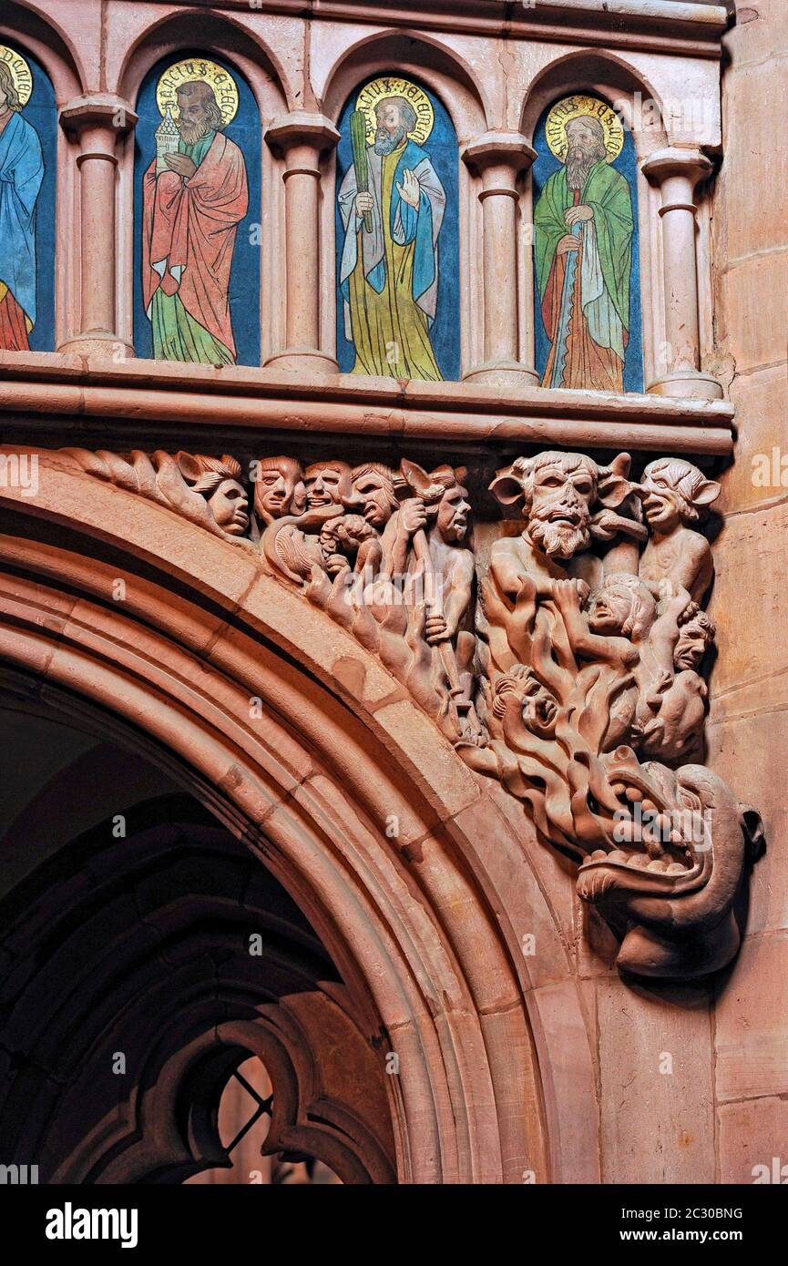Gotische Heiligenbilder, Reliefdarstellung der Hölle auf dem Rood Screen, romanische Marienkirche, Gelnhausen, Main-Kinzig-Kreis, Hessen Stockfoto