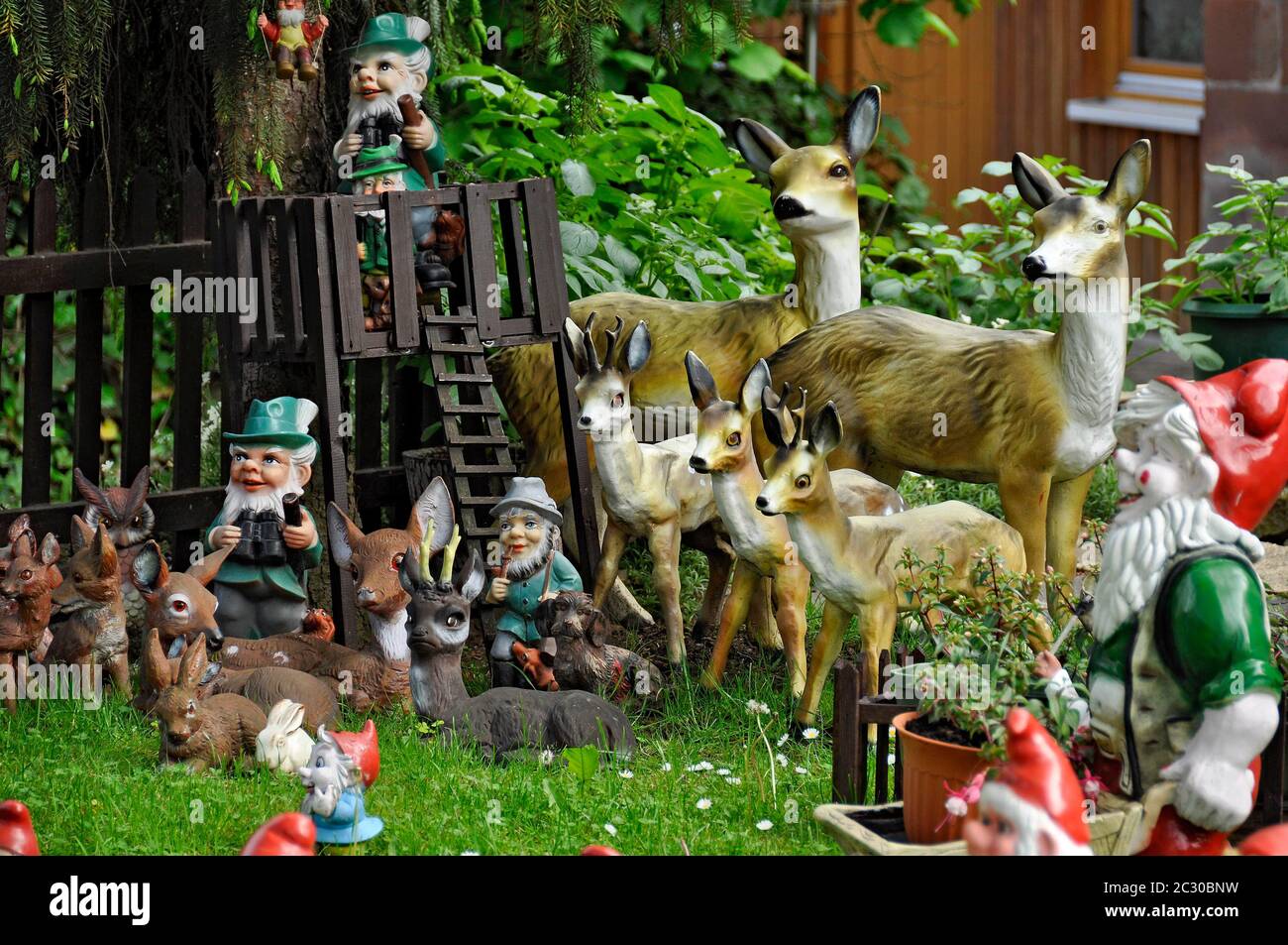 Gartengnome, Waldbewohner mit Tieren im Wald, Bueches bei Büdingen, Hessen, Deutschland Stockfoto