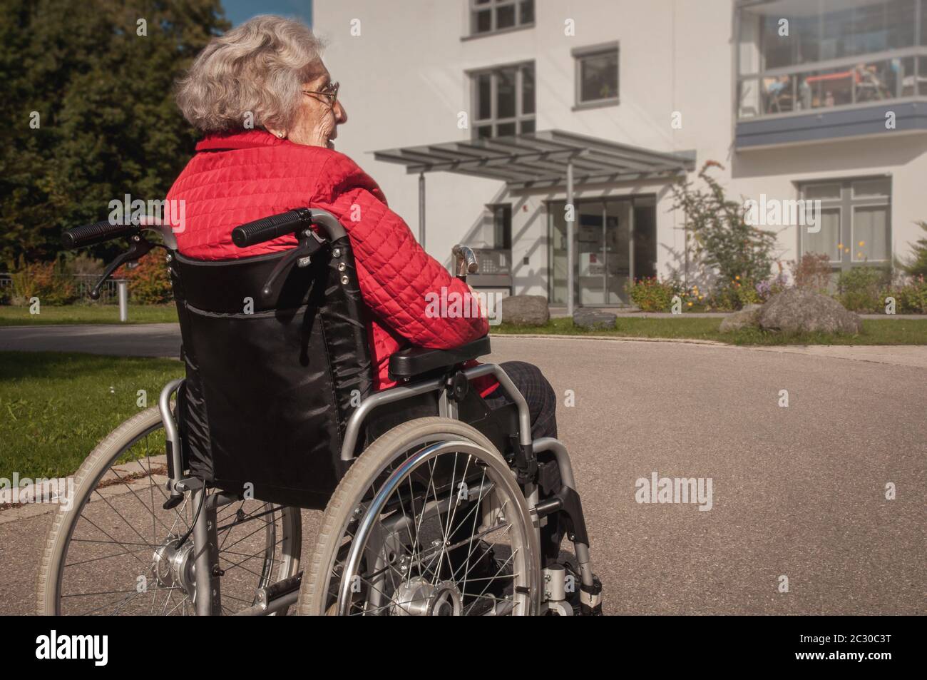 Einsame ältere Frau, die im Rollstuhl sitzt Stockfoto