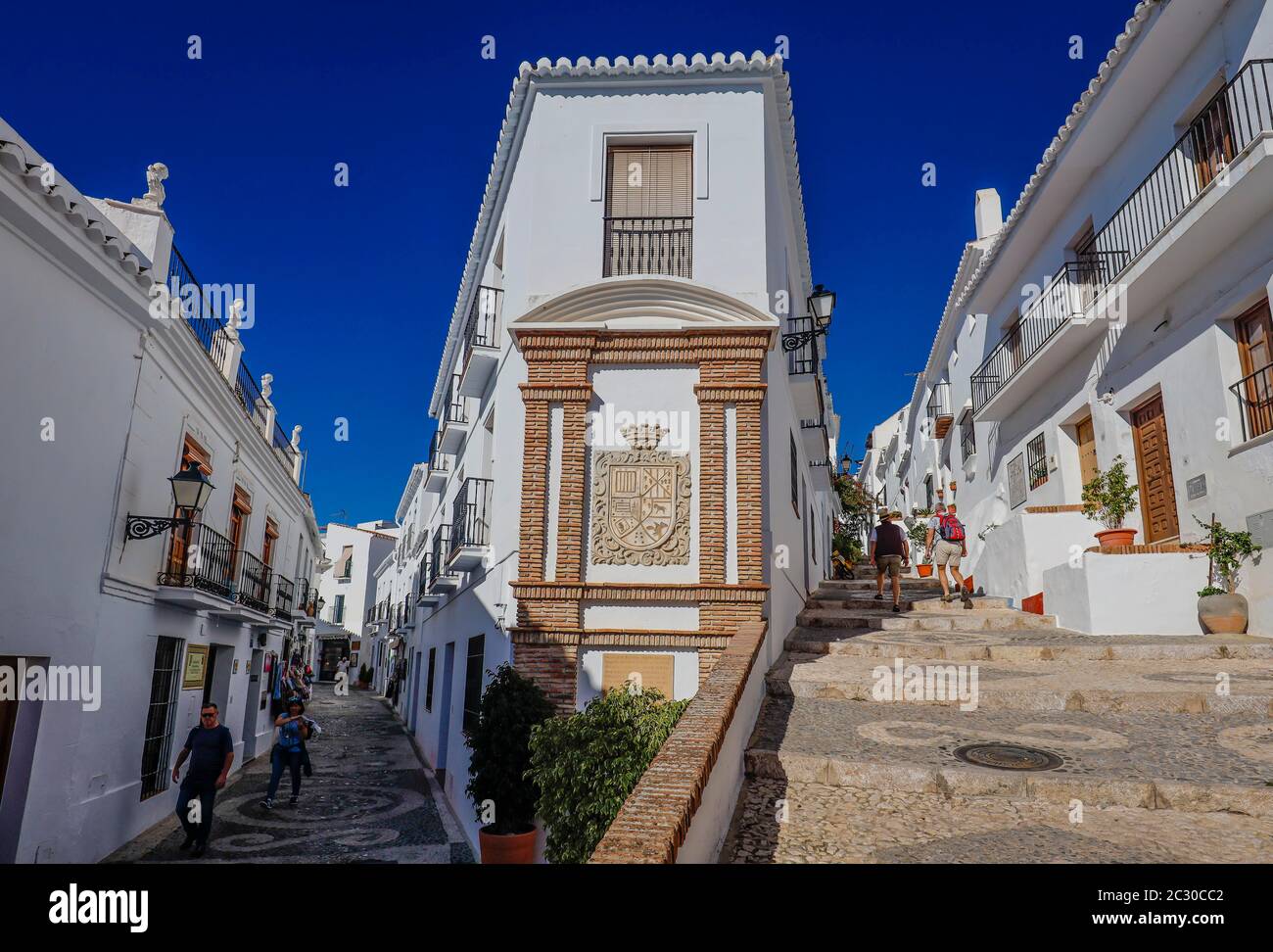 Malerische Gassen im weißen Bergdorf Frigiliana, Frigiliana, Provinz Malaga, Andalusien, Spanien Stockfoto