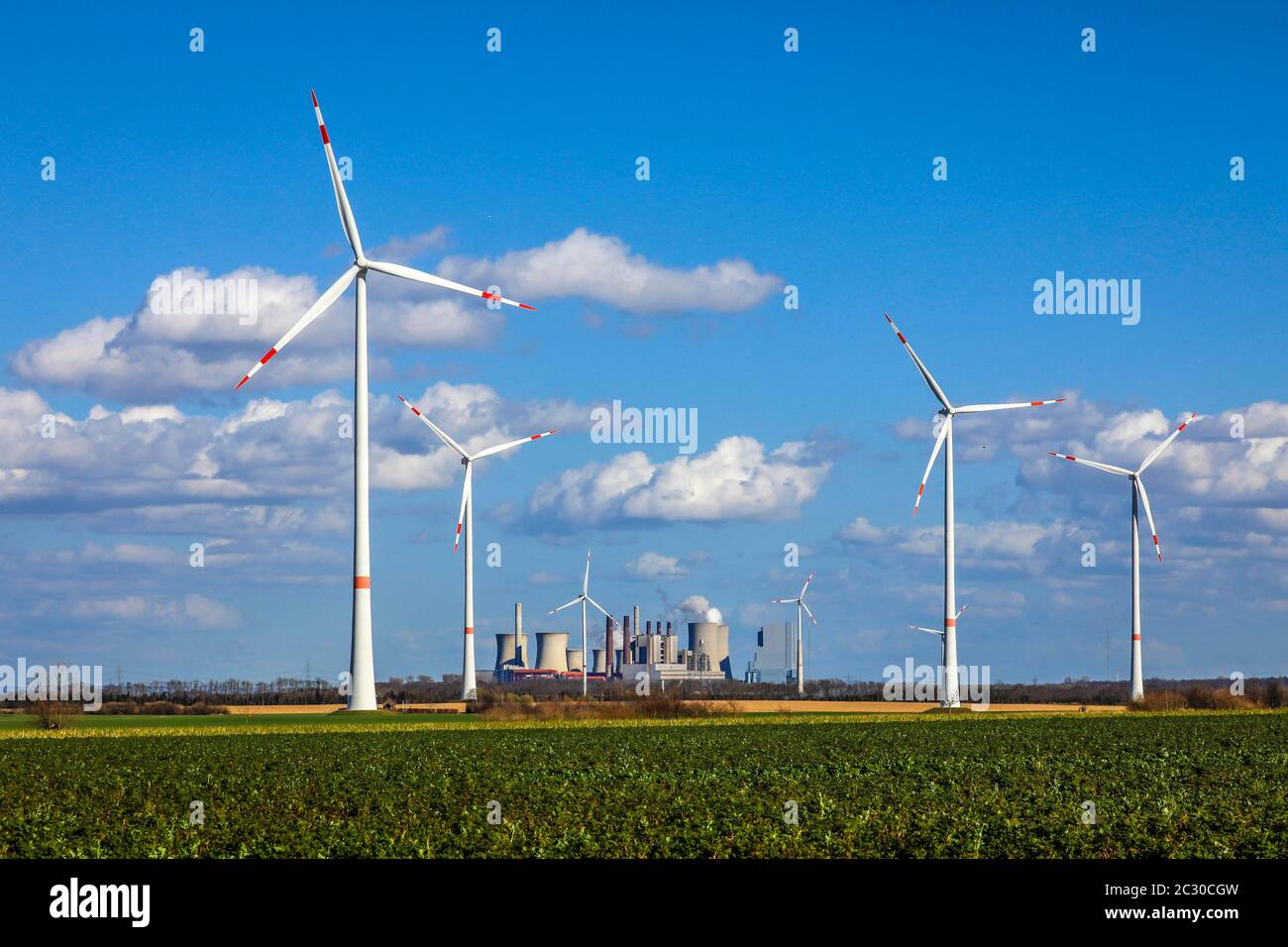 Windturbinen im Windpark vor dem RWE-Kraftwerk Neurath im Tagebau Garzweiler, Grevenbroich, Nordrhein-Westfalen, Deutschland Stockfoto