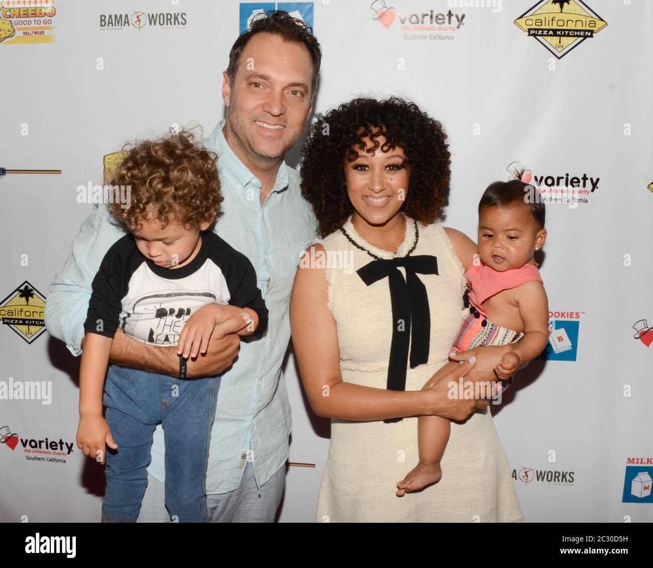 17. April 2016, Los Angeles, Kalifornien, USA: Adam Housley und Tamera Mowry-Housley besuchen Milk + Bookies 7th Annual Story Time Celebration. (Bild: © Billy Bennight/ZUMA Wire) Stockfoto