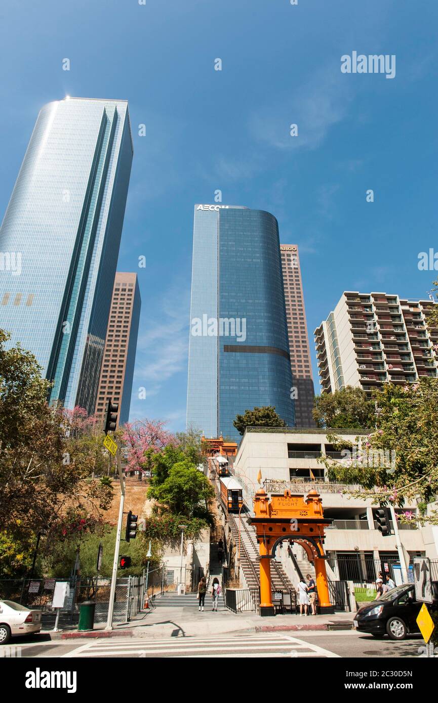 Historische Standseilbahn Angels Flug mit beiden Autos in Betrieb, Bunker Hill, Downtown Los Angeles, Los Angeles, Kalifornien, USA Stockfoto