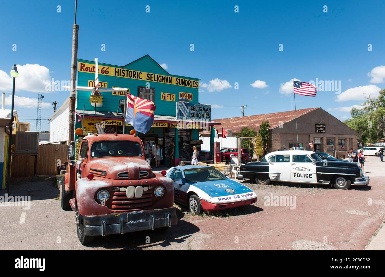 Alte Autos, Oldtimer vor dem General Store Seligman Sundries, Historic Route 66, Seligman, Arizona, USA Stockfoto