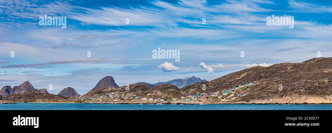 Himmel und Wolken über dem Küstendorf Kangaamiut, Grönland Stockfoto