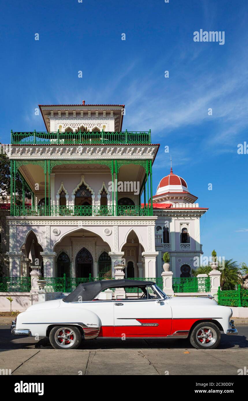 Der Palacio de Valle im Stadtteil Punta Gorda, im Vordergrund ein Oldtimer, Chevrolet aus den 1950er Jahren, Cienfuegos, Kuba Stockfoto