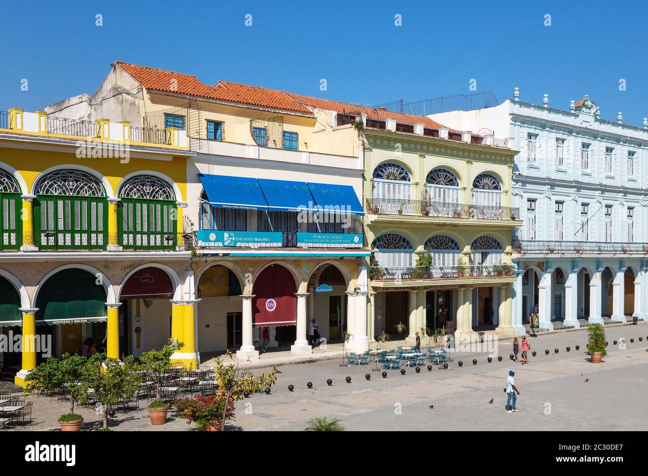Plaza Vieja mit seinen restaurierten Säulengebäuden, Habana Vieja, Havanna, Kuba Stockfoto
