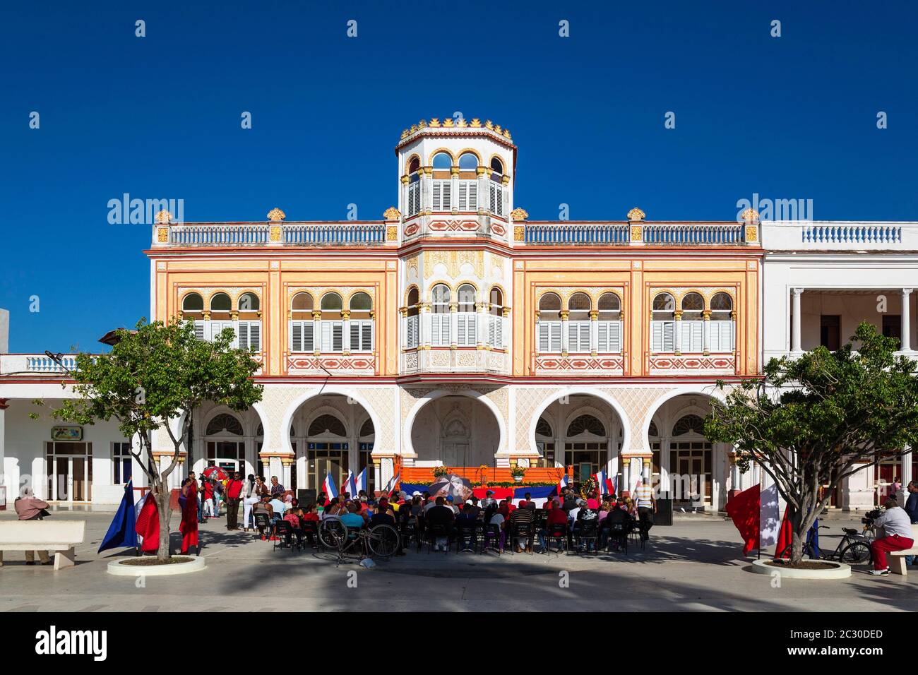 Maurische Architektur des Rathauses im Parque Cespedes, davor ist eine Veranstaltung gerade in Vorbereitung, Manzanillo, Kuba Stockfoto