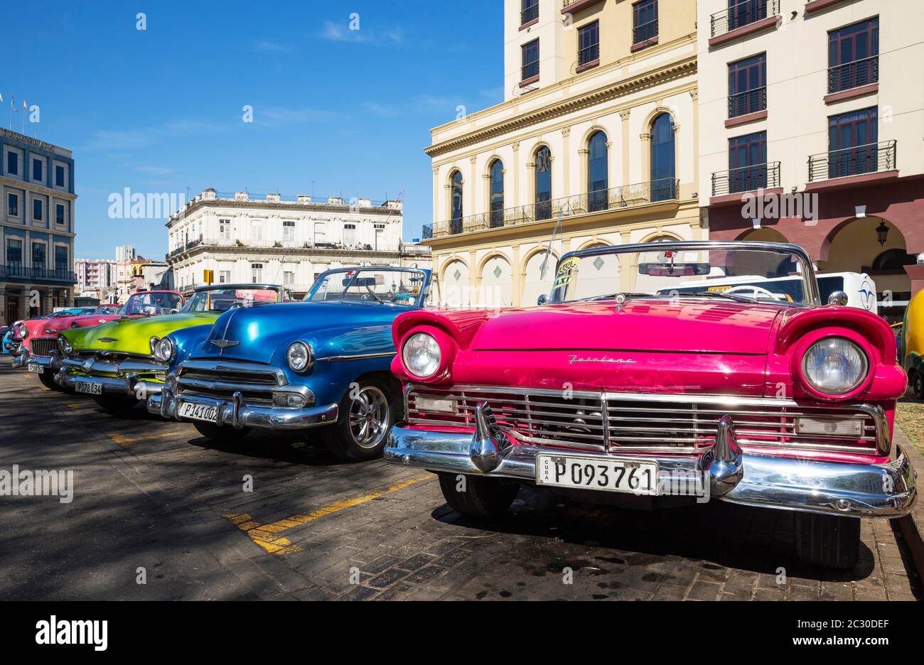 US-Oldtimer aus den 1950er Jahren können für touristische Stadttouren, Havanna, Kuba gemietet werden Stockfoto