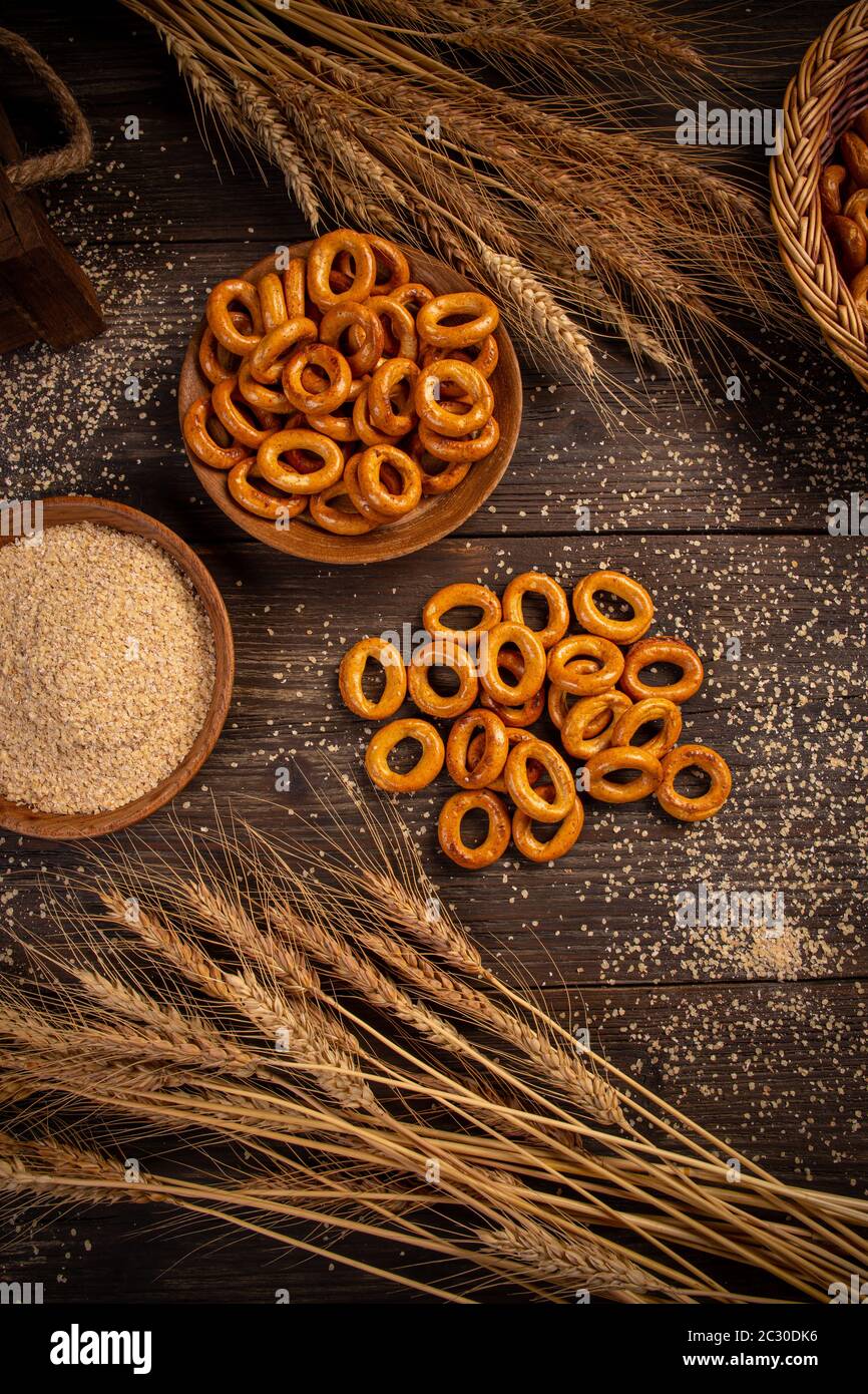 Flacher Verlegeweg der Brezel Ringe auf Holzbrett, Stillleben Stockfoto