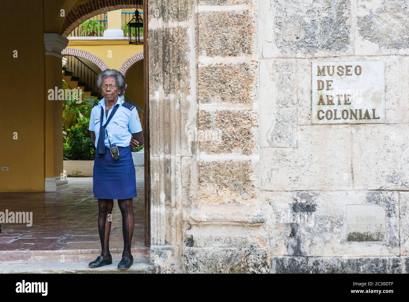 Museumsbegleiterin in Habana Vieja, Havanna, Kuba Stockfoto