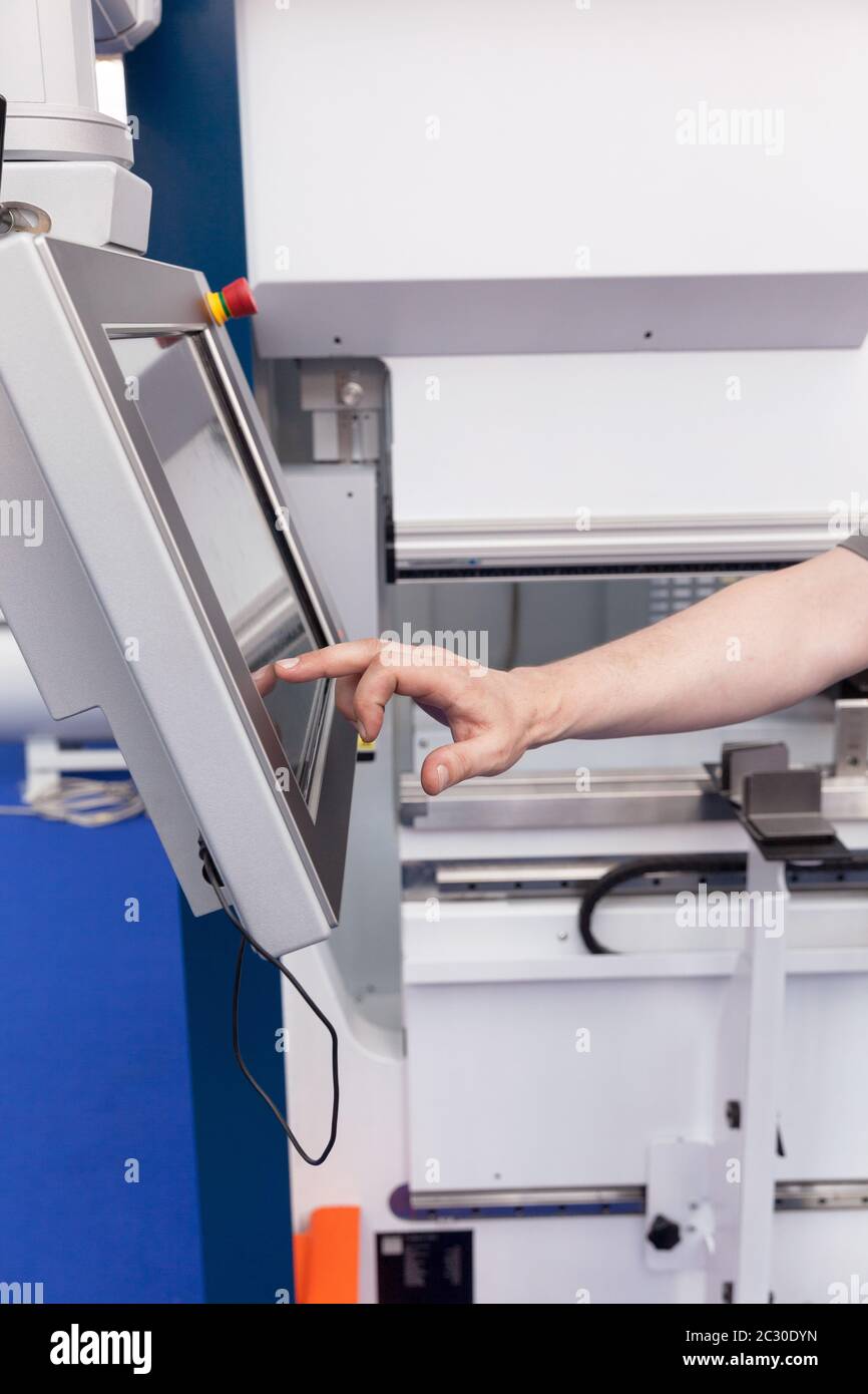 Mann am Computer Numerical Control - CNC-Maschine Stockfoto
