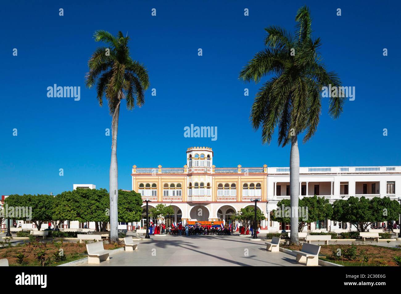 Maurische Architektur des Rathauses im Parque Cespedes, davor ist eine Veranstaltung gerade in Vorbereitung, Manzanillo, Kuba Stockfoto