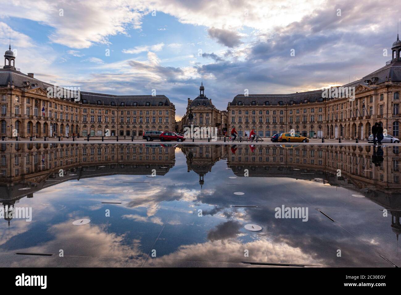 Wasserspiegel, Le Miroir d'Eau, das größte reflektierende Becken der Welt, Bordeaux, Gironde, Aquitaine, Frankreich Stockfoto