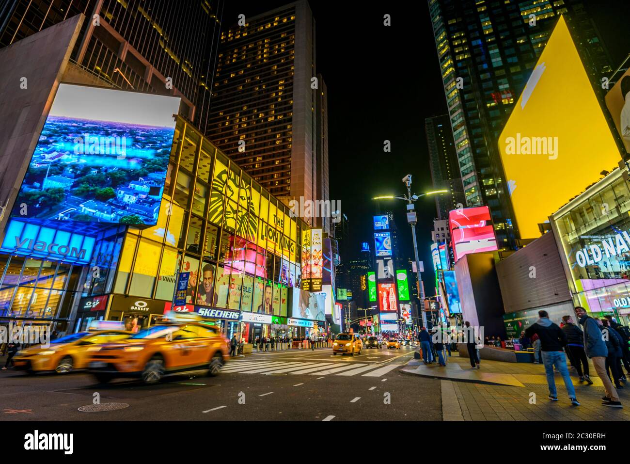 Typische gelbe Taxis, Times Square bei Nacht, Midtown Manhattan, New York City, New York State, USA Stockfoto