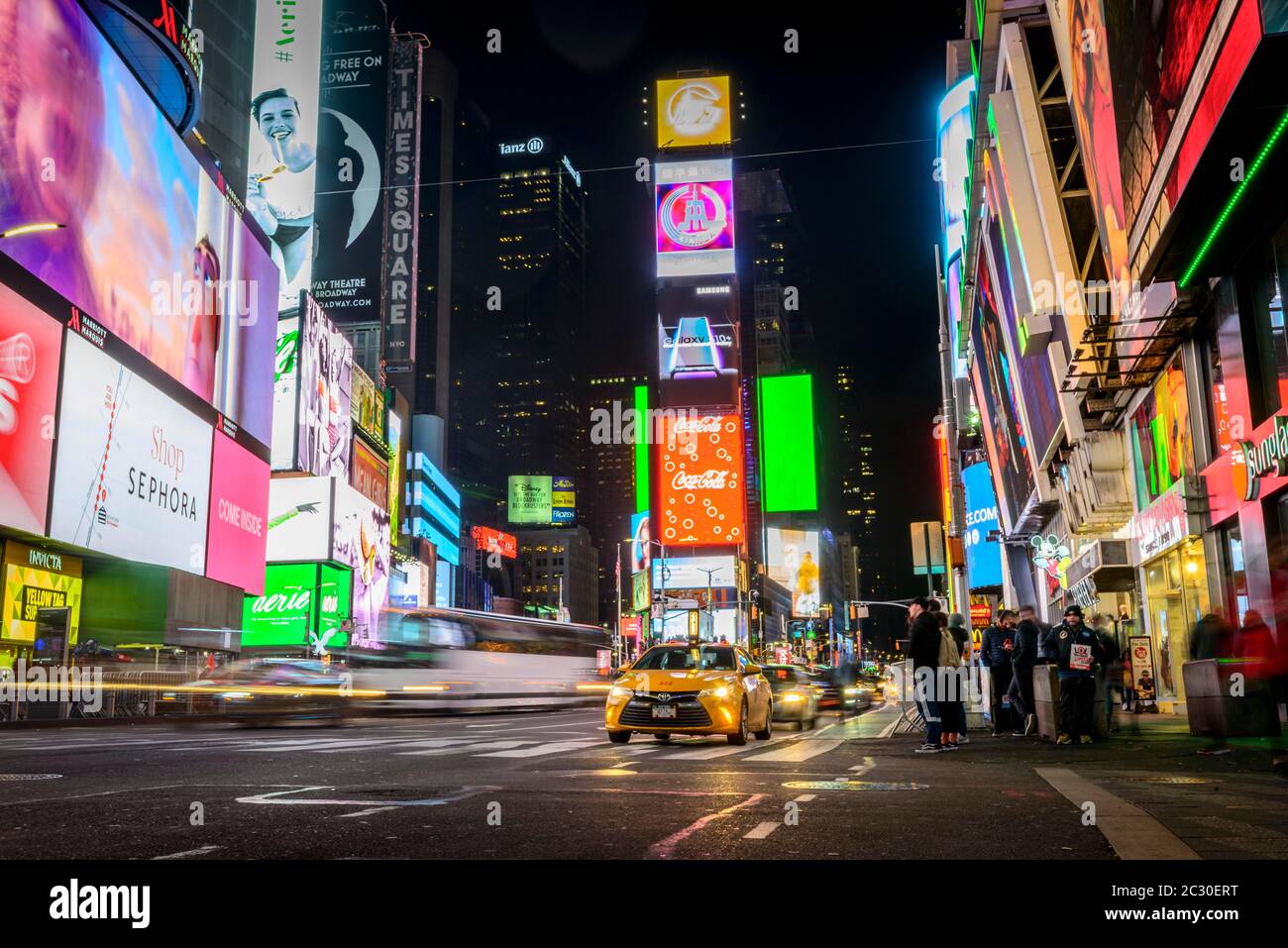 Typisches gelbes Taxi im Verkehr, Times Square bei Nacht, Midtown Manhattan, New York City, New York State, USA Stockfoto