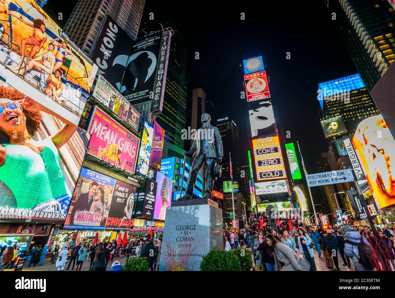 Gorge M. Cohan Statue, Times Square bei Nacht, Midtown Manhattan, New York City, New York, USA Stockfoto