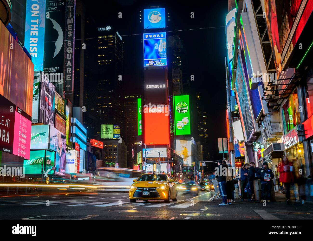 Typisches gelbes Taxi im Verkehr, Times Square bei Nacht, Midtown Manhattan, New York City, New York State, USA Stockfoto