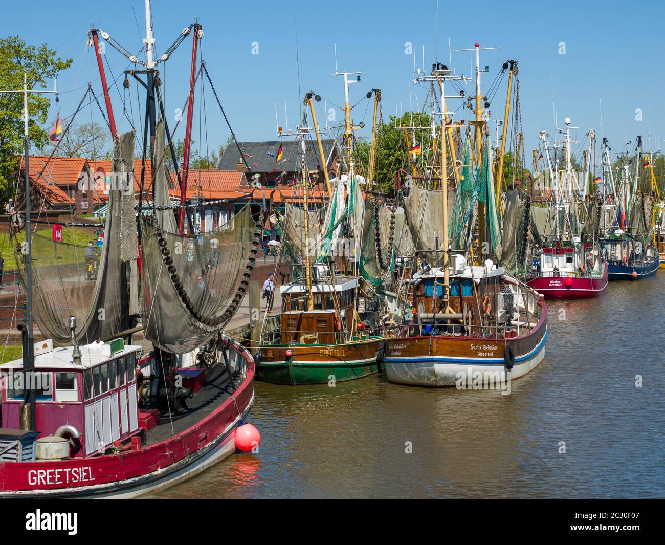 Bunte Krabbenschneider, aufgereiht im Fischerhafen Greetsiel, Dorf, historischer Ort, Greetsiel, Krummhoern, Ostfriesland, Niedersachsen Stockfoto