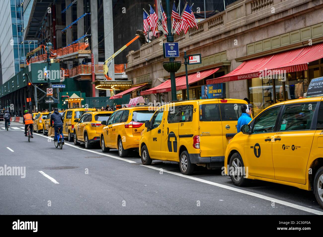 Typische gelbe Taxis Reihen sich vor der Grand Central Station, dem Grand Central Terminal, Manhattan, New York City, New York, USA Stockfoto