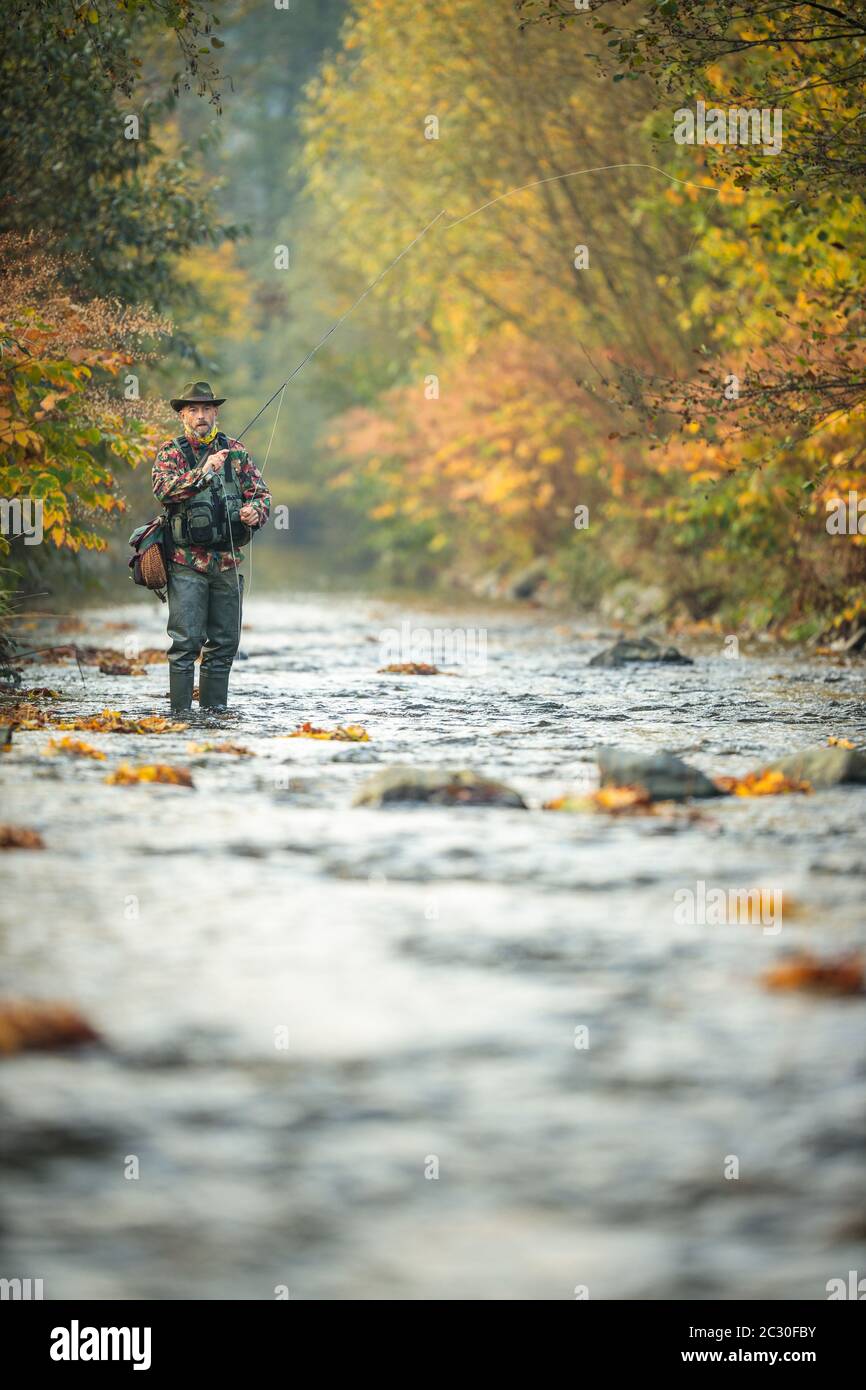 Fischer Fliege Fischen auf einem herrlichen Berg river Fly Stockfoto