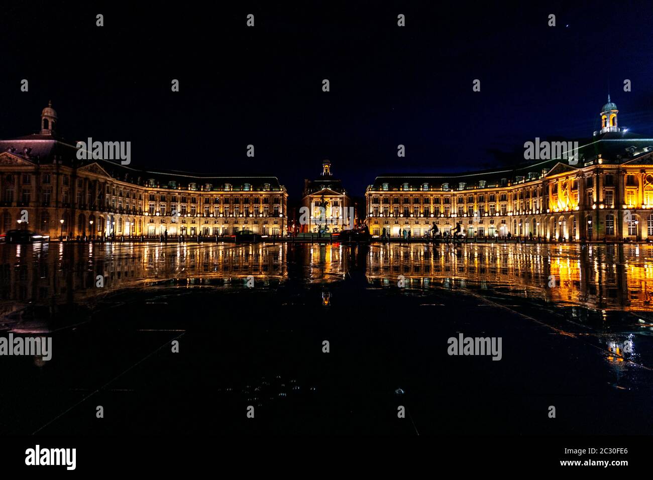 Wasserspiegel, Le Miroir d'Eau, das größte reflektierende Becken der Welt bei Nacht, Bordeaux, Gironde, Aquitaine, Frankreich Stockfoto