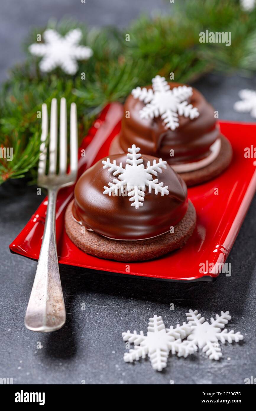 Mini-Schokoladenkuchen mit Weihnachtsschmuck. Stockfoto