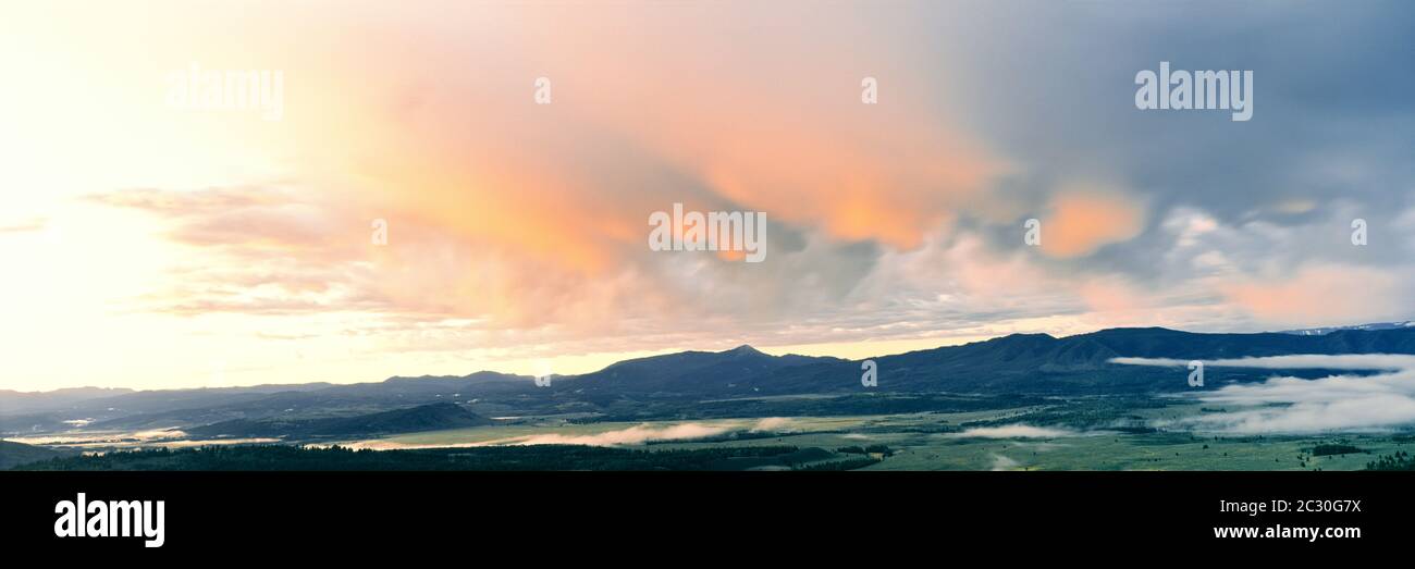 Sonnenaufgang über Jackson Hole und Mount Leidy, Wyoming, USA Stockfoto