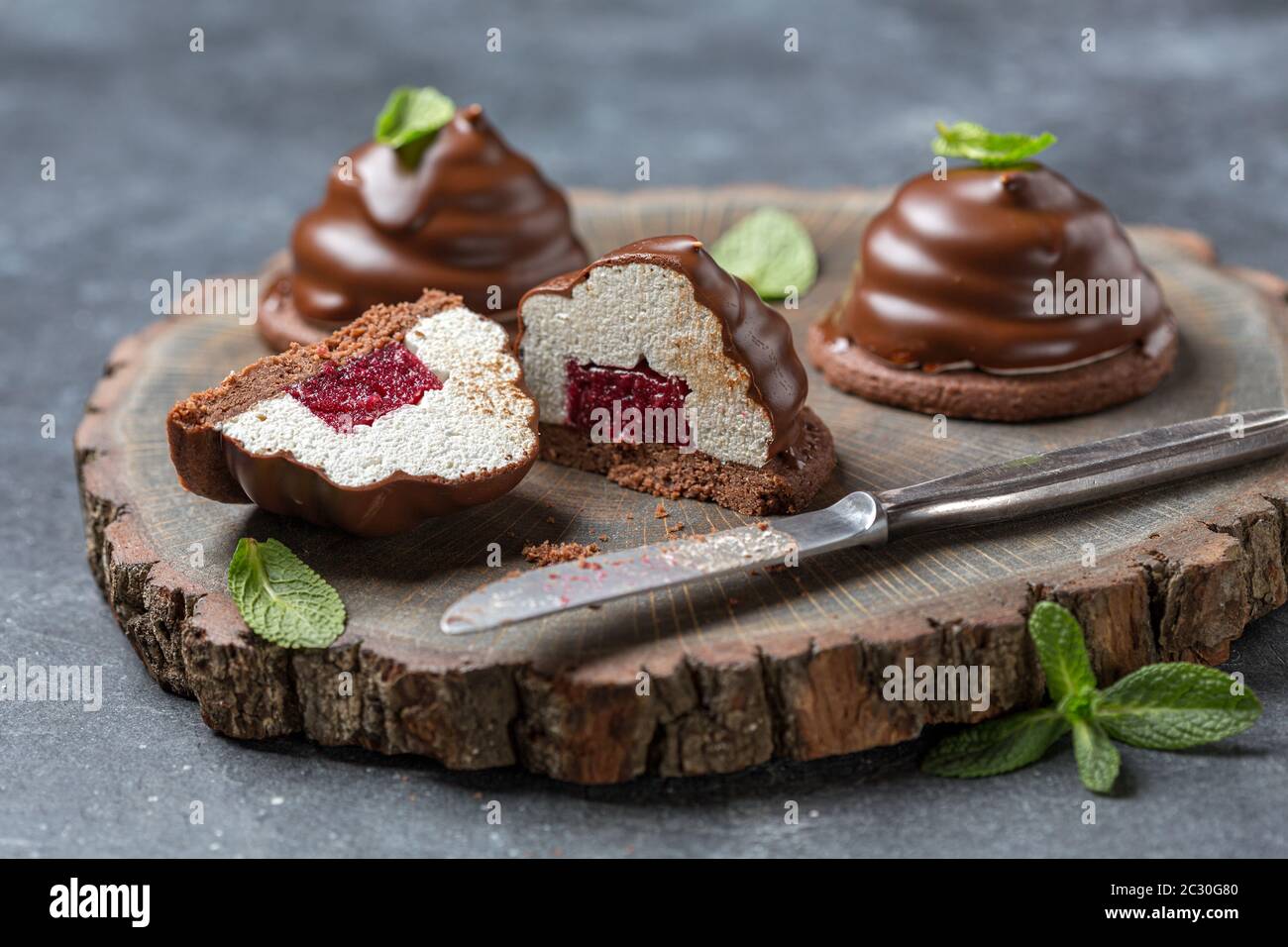 Marshmallow Kuchen mit Schokoladenvereisung. Stockfoto