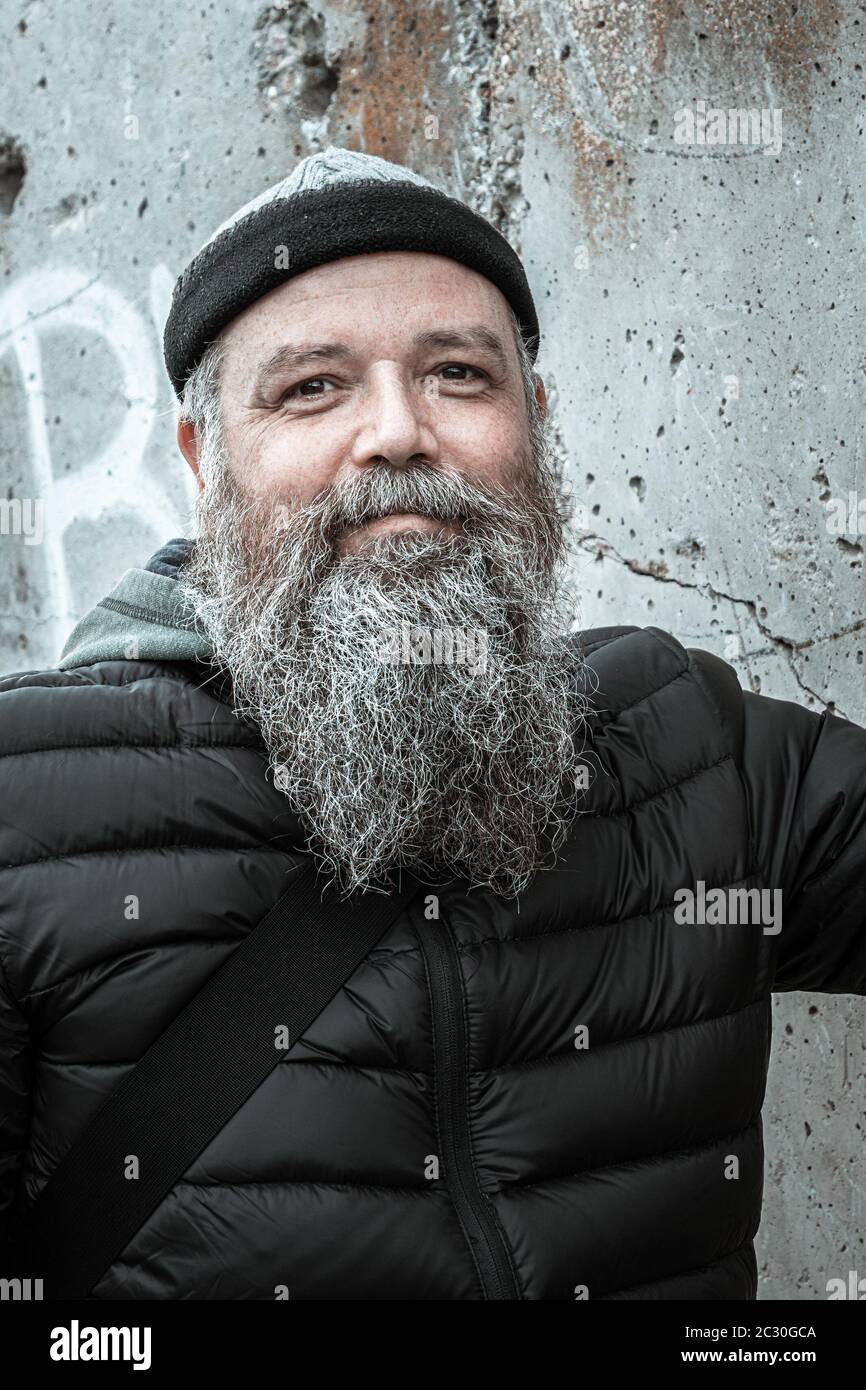 Bärtiger Mann draußen kaltes Wetter Stockfoto