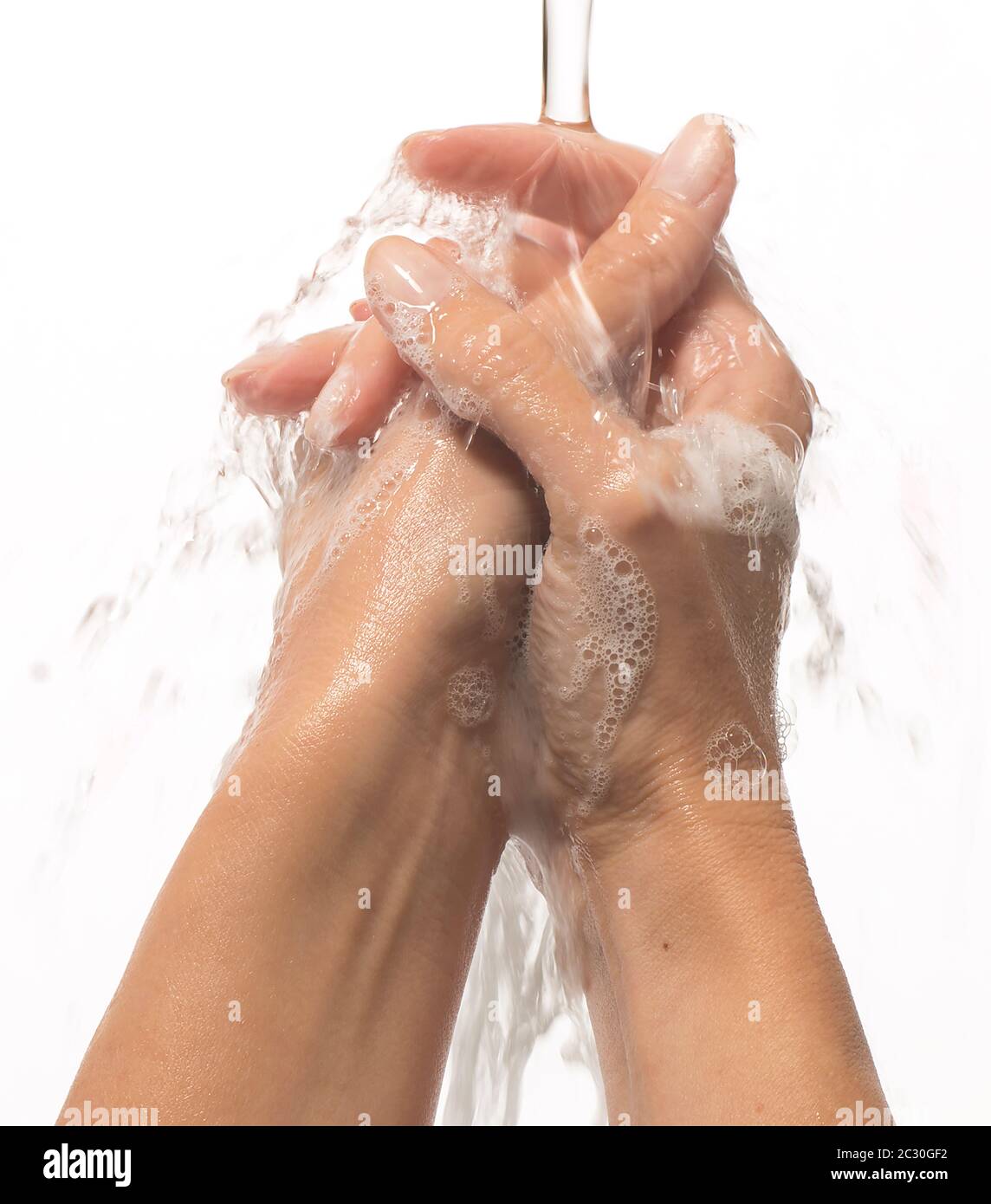HÃ¤nde waschen - eingeseifte nasse HÃ¤nde unter einem Wasserstrahl Stockfoto