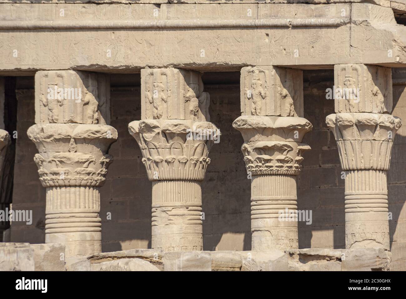 Säulen am Tempel von Dendera Stockfoto