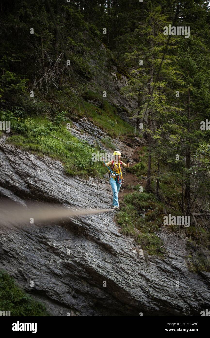 Junger, männlicher Kletterer auf einer Kletterroute - Klettern auf einem Felsen in den Schweizer Alpen Stockfoto