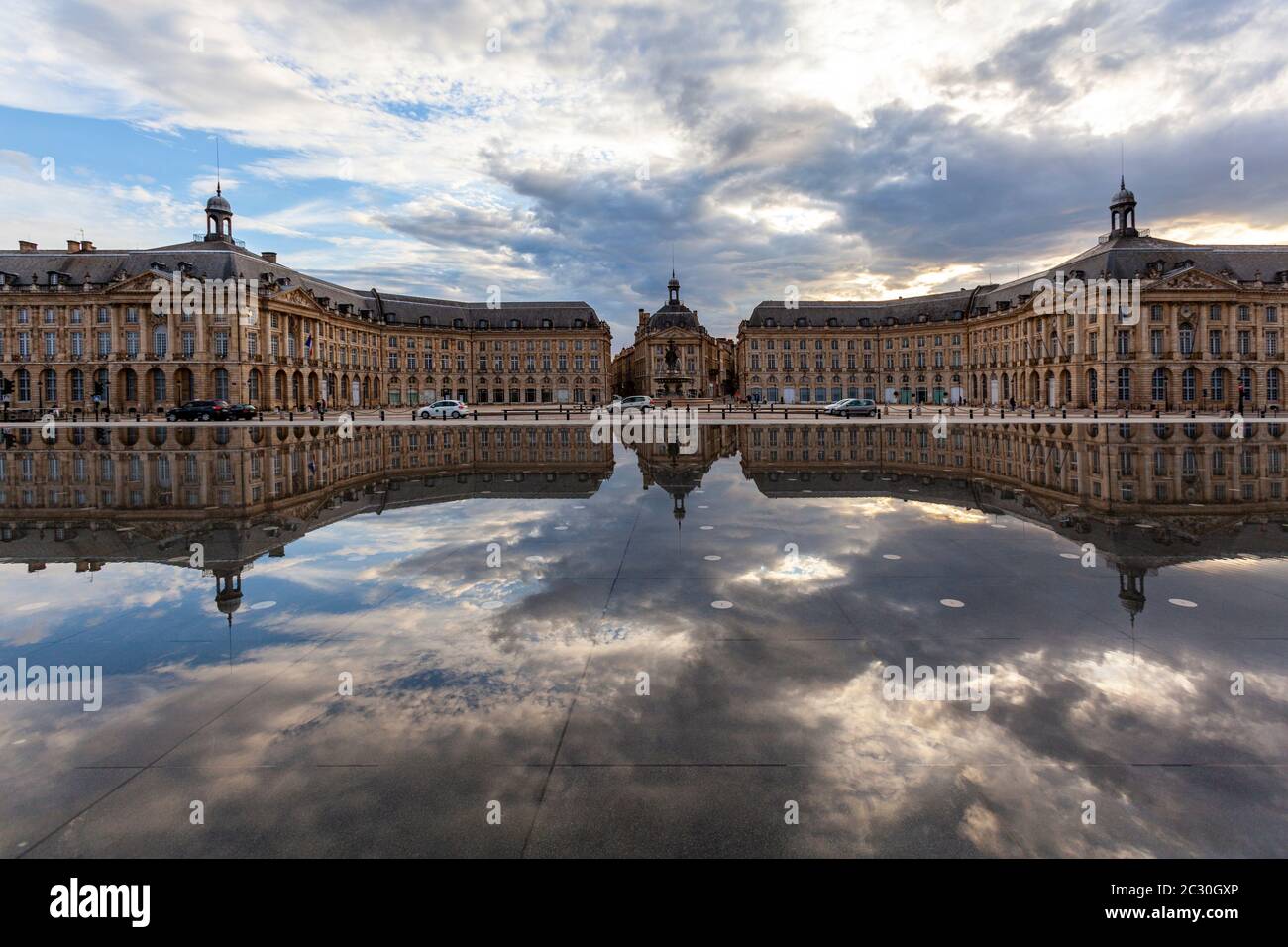 Wasserspiegel, Le Miroir d'Eau, das größte reflektierende Becken der Welt, Bordeaux, Gironde, Aquitaine, Frankreich Stockfoto