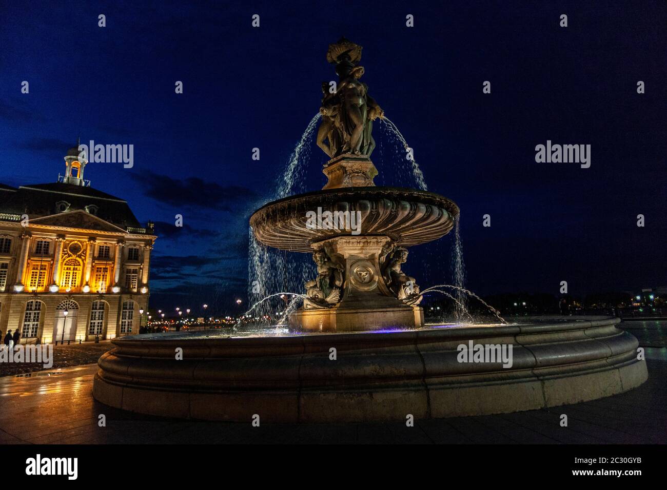 Place de la Bourse, Architekt war Ange-Jacques Gabriel, mit drei Grazien Brunnen, Bordeaux, Gironde, Aquitaine, Frankreich Stockfoto