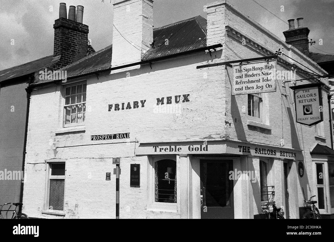 AJAXNETPHOTO. MAI 1967. PORTSMOUTH, ENGLAND. - PUB-SCHILDER - DIE MATROSEN KEHREN ÖFFENTLICHES HAUS AN DER ECKE DER PROSPCT STRASSE UND MEILE ENDE STRASSE MIT REIMING HÄNGENDEN SCHILD ZU WLCOME GÖNNER, DIE LAUTET, "DIESES ZEICHEN HÄNGT HOCH UND HINDERT KEINE, ERFRISCHUNG NEHMEN UND DANN JOGGEN."FOTO:JONATHAN EASTLAND/AJAX REF:356774 37 40A Stockfoto